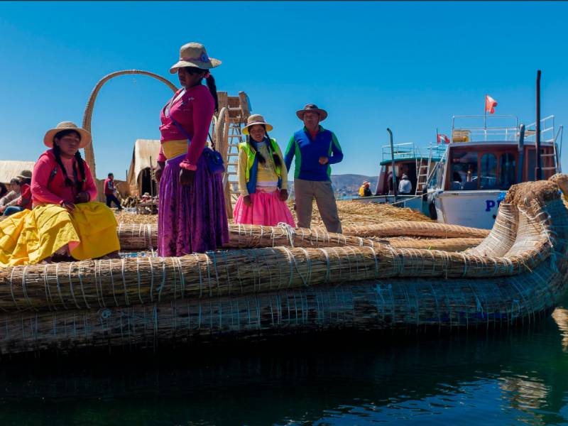 Tour Isla de los Uros Medio Día (Lago Titicaca Puno)